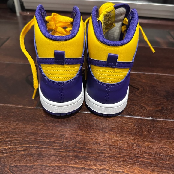 Kids Nike Dunk High Retro Lakers Sneakers - Size 2 - Picture 4 of 6
